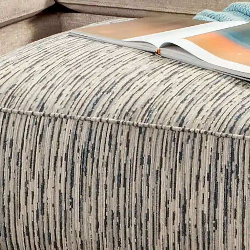 Ottoman de cocktail carré en chenille avec pieds en bois – Rayures multicolores, style de transition, simple