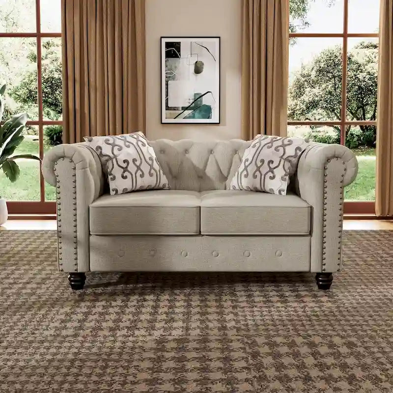 Causeuse Chesterfield en lin avec capitonnage, clous décoratifs en laiton et pieds en bois massif – Beige / Gris, style classique, 2 places